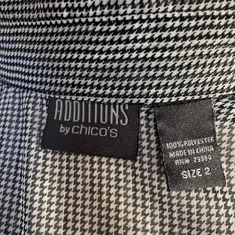 ❤️Chicos Additions, semi sheer Size 2 button down blouse ❤️ - Picture 7 of 8